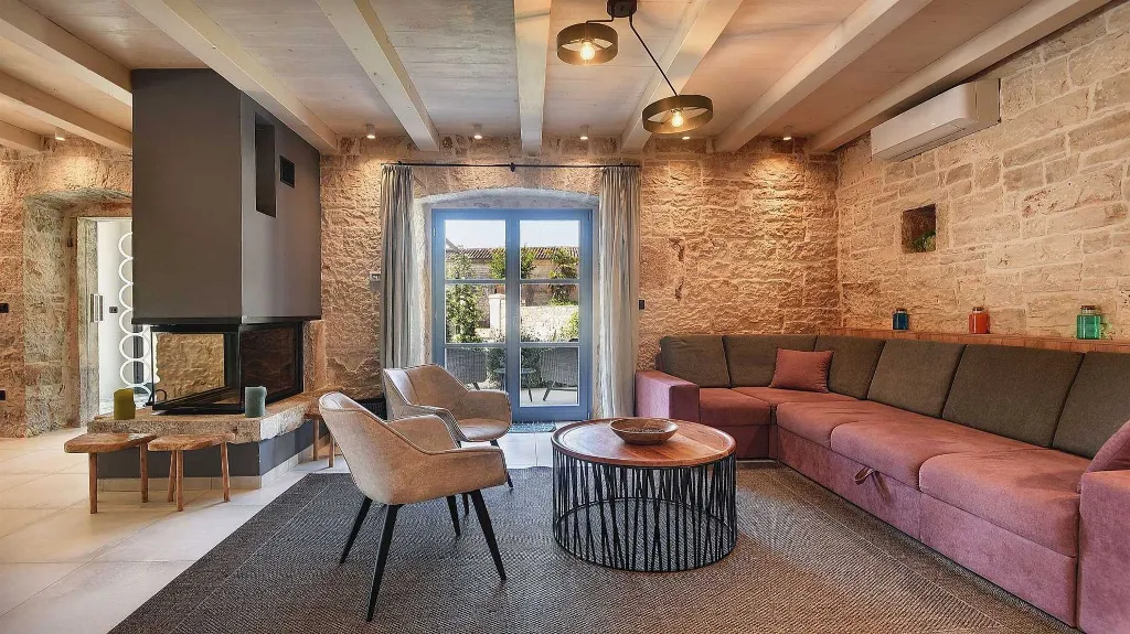 Heritage Stone Villa with Pool in Tinjan