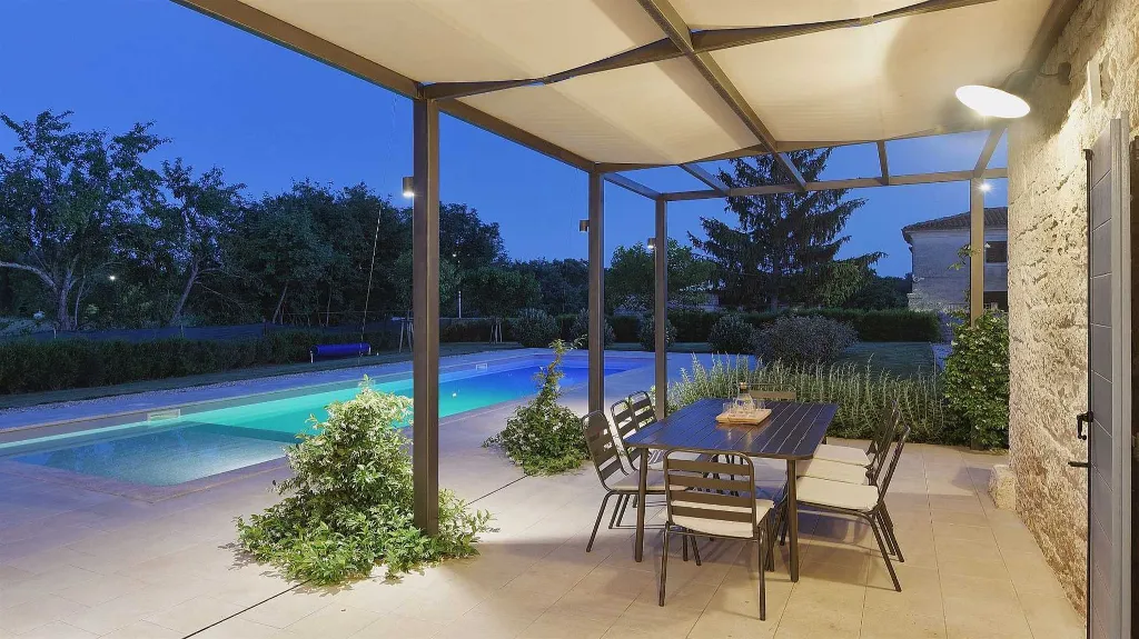 Heritage Stone Villa with Pool in Tinjan