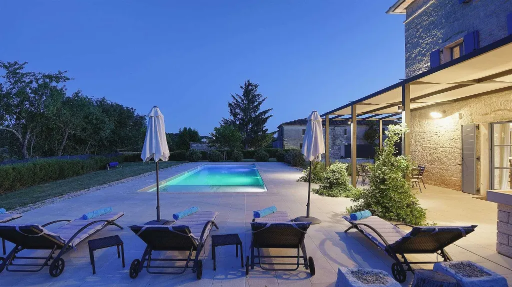 Heritage Stone Villa with Pool in Tinjan