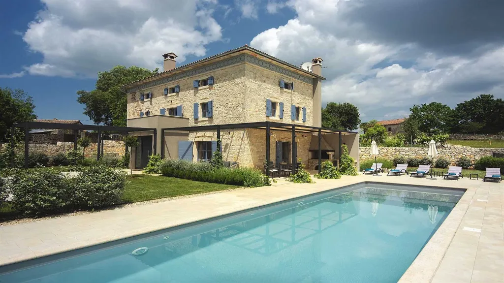 Heritage Stone Villa with Pool in Tinjan