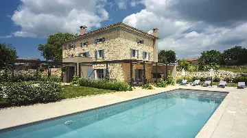Heritage Stone Villa with Pool in Tinjan