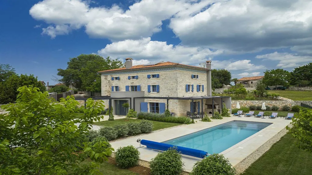 Heritage Stone Villa with Pool in Tinjan
