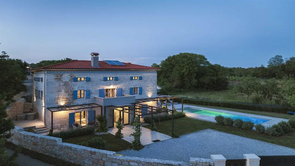 Heritage Stone Villa with Pool in Tinjan