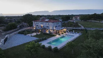 Heritage Stone Villa with Pool in Tinjan