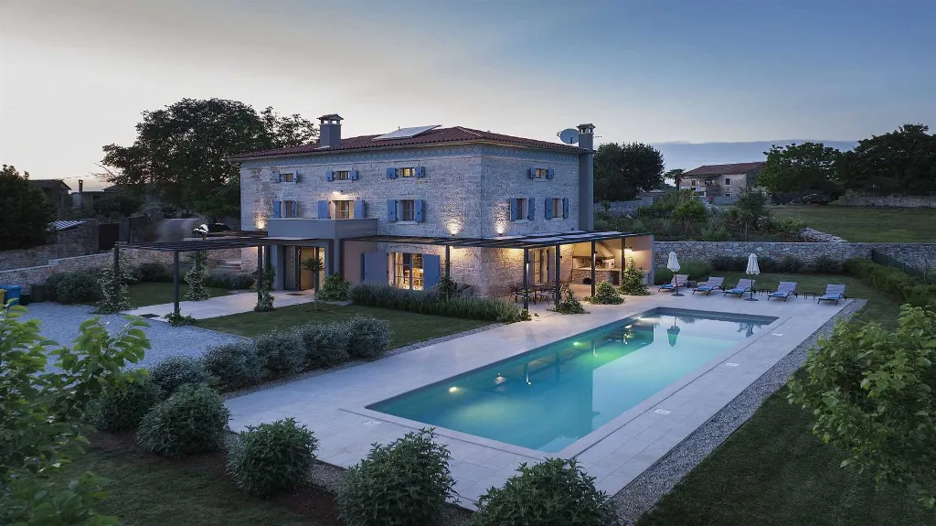 Heritage Stone Villa with Pool in Tinjan