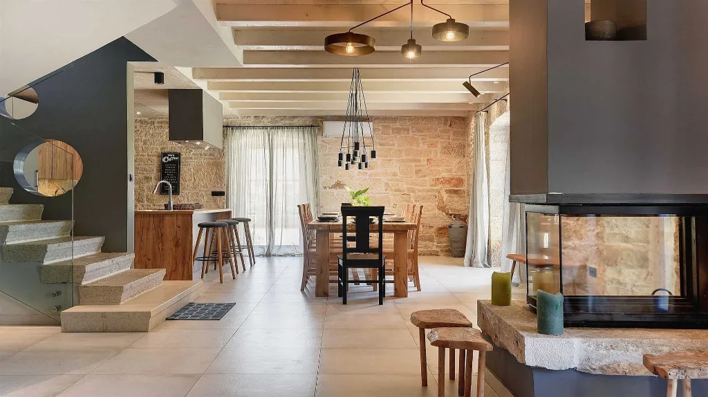Heritage Stone Villa with Pool in Tinjan