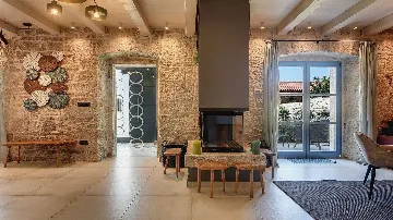 Heritage Stone Villa with Pool in Tinjan