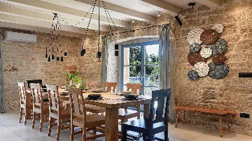 Heritage Stone Villa with Pool in Tinjan