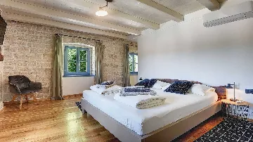 Heritage Stone Villa with Pool in Tinjan