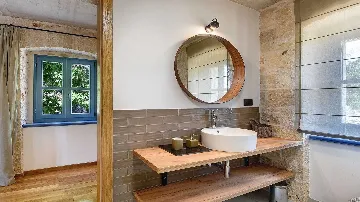 Heritage Stone Villa with Pool in Tinjan