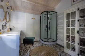 4-Bedroom Villa with Pool in Veprinac