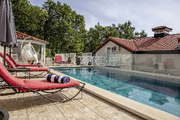 4-Bedroom Villa with Pool in Veprinac