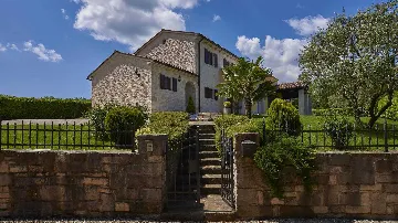Stone Villa with Pool and Terraces in Motovun