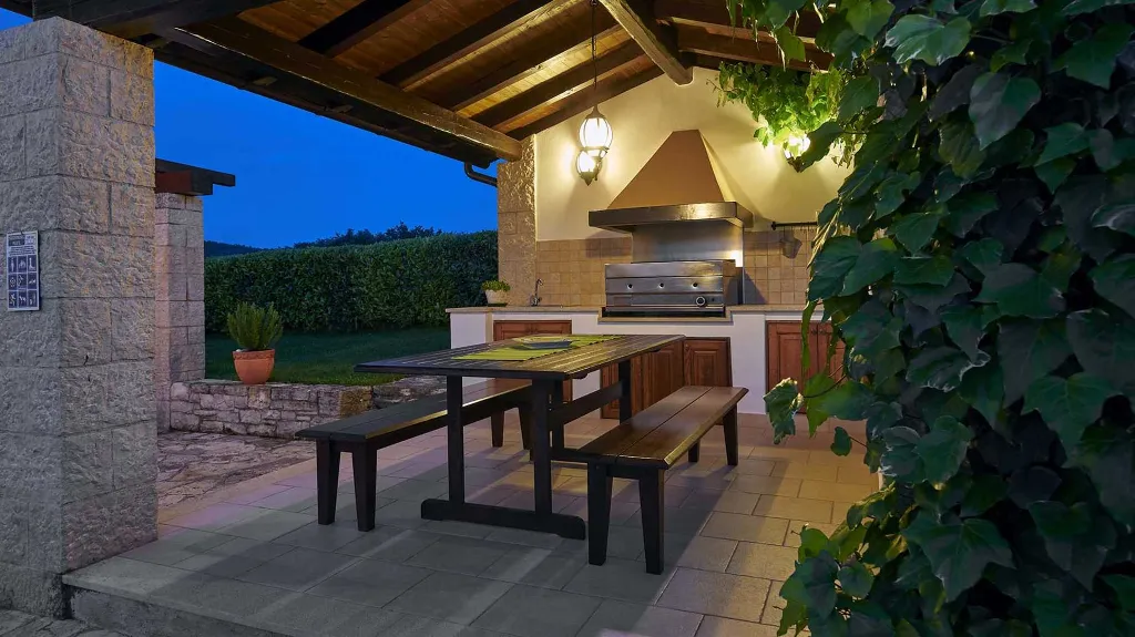 Stone Villa with Pool and Terraces in Motovun