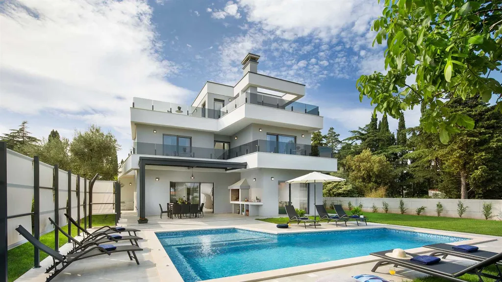 4-Bedroom Villa in Premantura for up to 8 Guests
