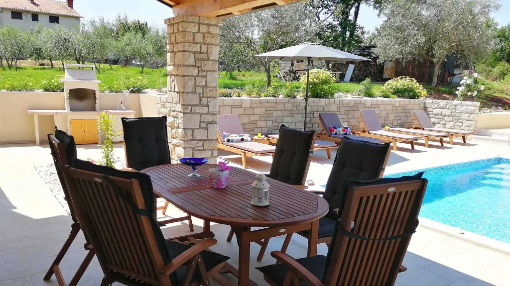Umag Traditional-Style Villa with Pool for 6 Guests
