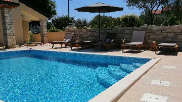 Umag Traditional-Style Villa with Pool for 6 Guests