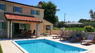 Umag Traditional-Style Villa with Pool for 6 Guests