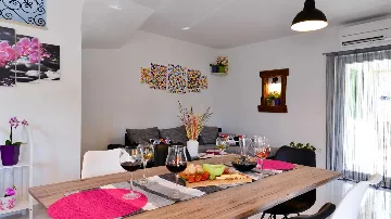 Umag Traditional-Style Villa with Pool for 6 Guests