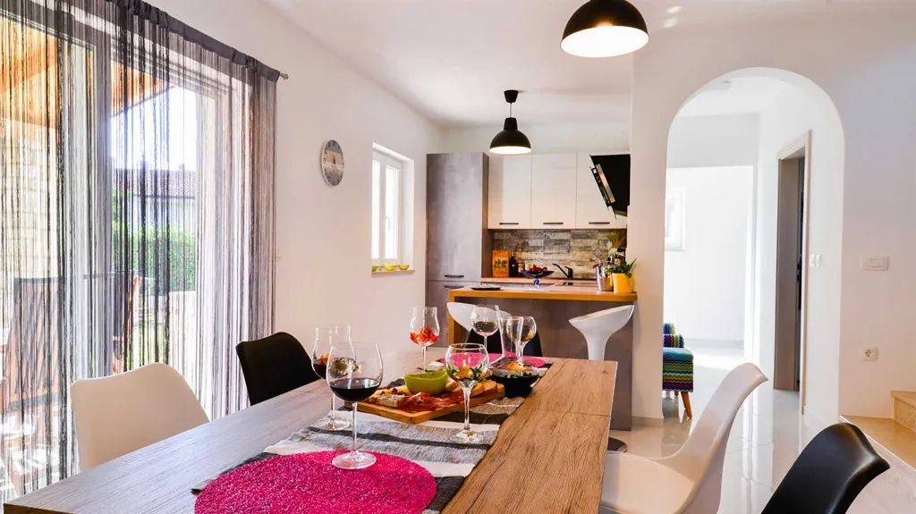 Umag Traditional-Style Villa with Pool for 6 Guests