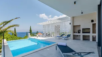 Sutivan 3-Bedroom Villa for Up to 8 Guests