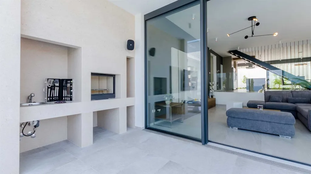 Sutivan 3-Bedroom Villa for Up to 8 Guests