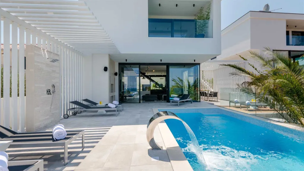 Sutivan 3-Bedroom Villa for Up to 8 Guests