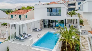 Sutivan 3-Bedroom Villa for Up to 8 Guests