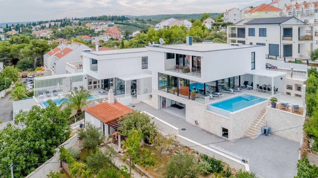 6-Bedroom Villa with Pool in Sutivan