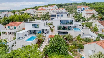 6-Bedroom Villa with Pool in Sutivan