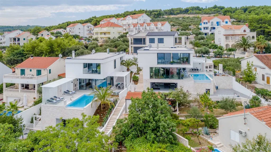 6-Bedroom Villa with Pool in Sutivan