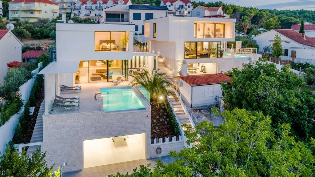 6-Bedroom Villa with Pool in Sutivan