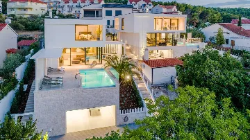 6-Bedroom Villa with Pool in Sutivan