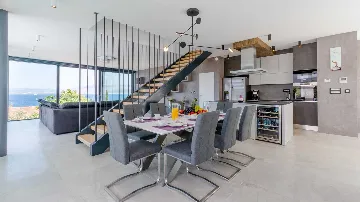 6-Bedroom Villa with Pool in Sutivan