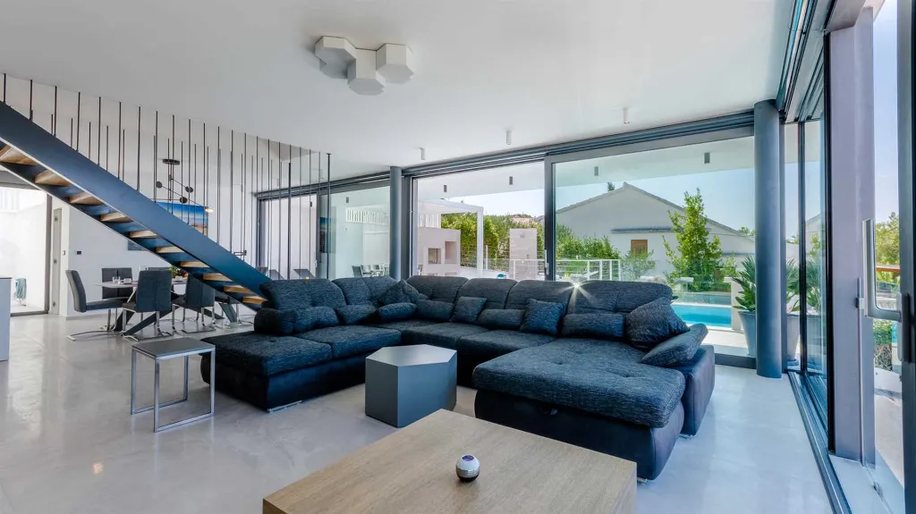 6-Bedroom Villa with Pool in Sutivan
