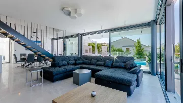 6-Bedroom Villa with Pool in Sutivan