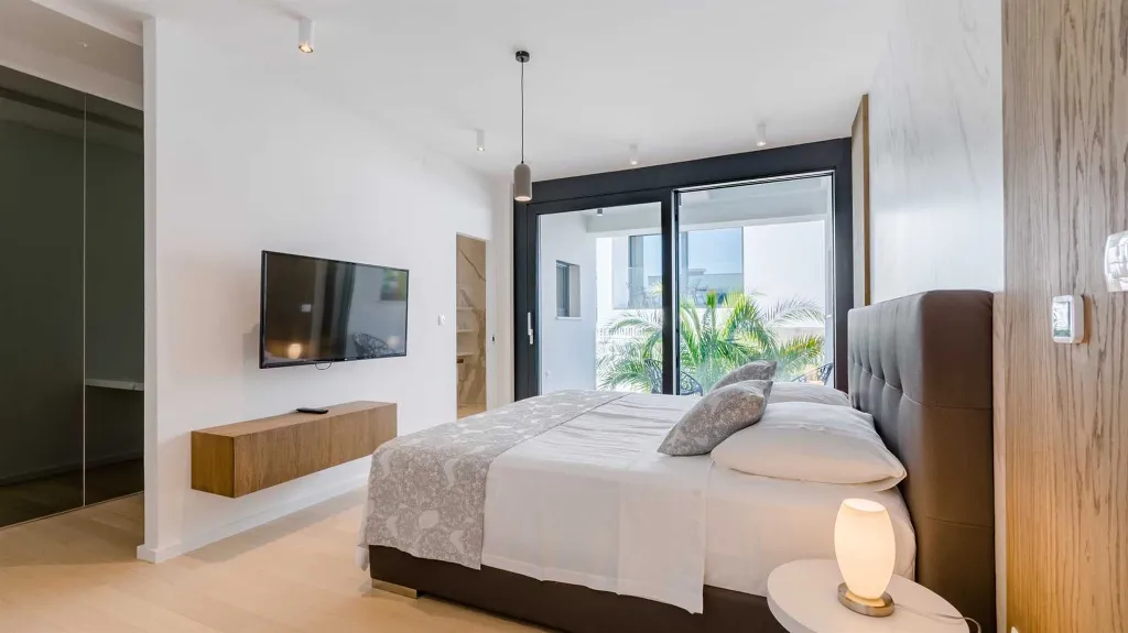6-Bedroom Villa with Pool in Sutivan