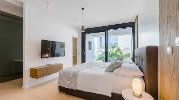 6-Bedroom Villa with Pool in Sutivan