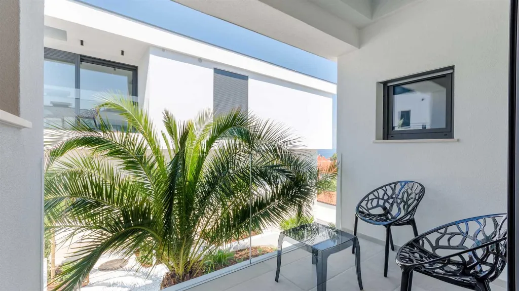 6-Bedroom Villa with Pool in Sutivan