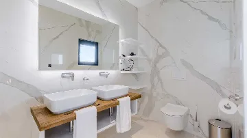 6-Bedroom Villa with Pool in Sutivan