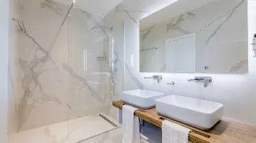 6-Bedroom Villa with Pool in Sutivan