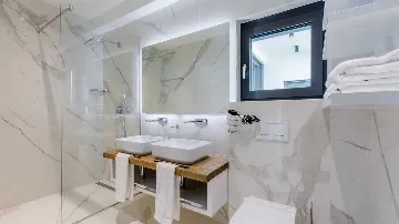 6-Bedroom Villa with Pool in Sutivan