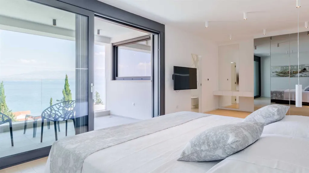 6-Bedroom Villa with Pool in Sutivan