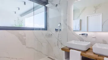 6-Bedroom Villa with Pool in Sutivan