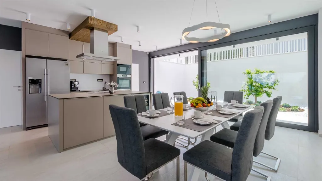6-Bedroom Villa with Pool in Sutivan
