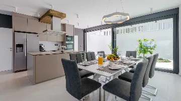 6-Bedroom Villa with Pool in Sutivan