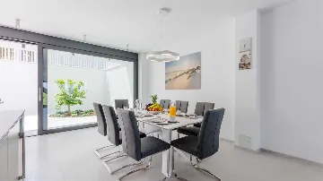 6-Bedroom Villa with Pool in Sutivan