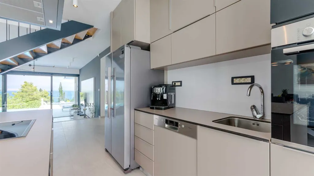 6-Bedroom Villa with Pool in Sutivan