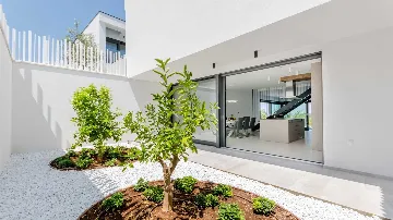 6-Bedroom Villa with Pool in Sutivan