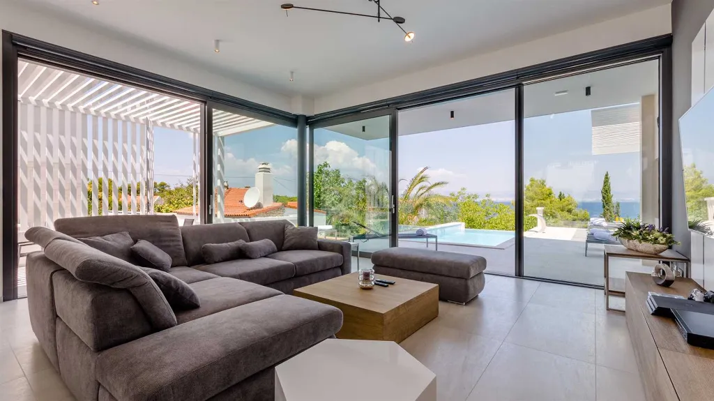 6-Bedroom Villa with Pool in Sutivan